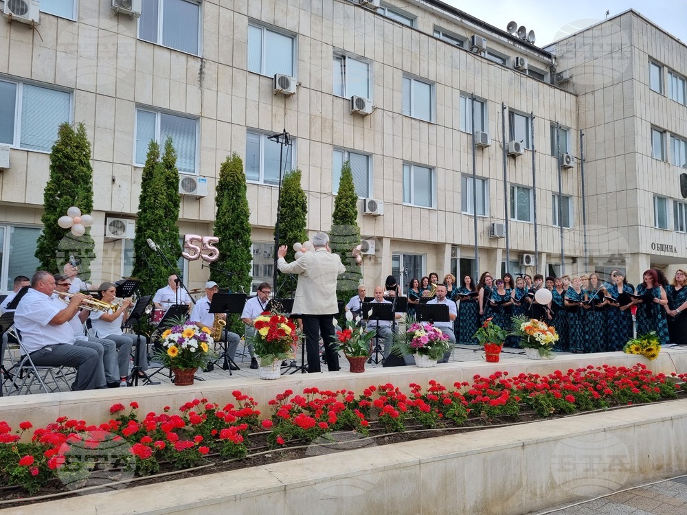 Коледни концерти ще изнесат духовият оркестър и женският хор „Златна лира“ към Община Търговище