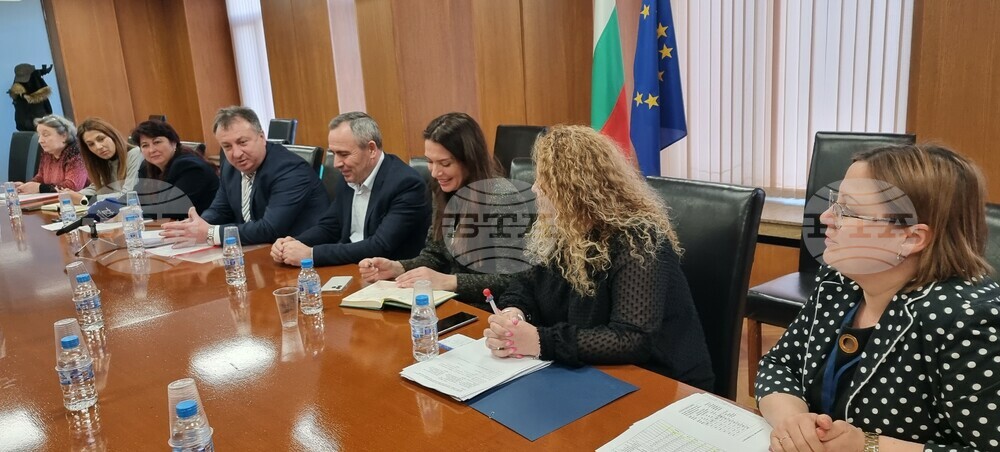 По-малко паралелки за осмокласници ще има в две професионални гимназии в Шумен