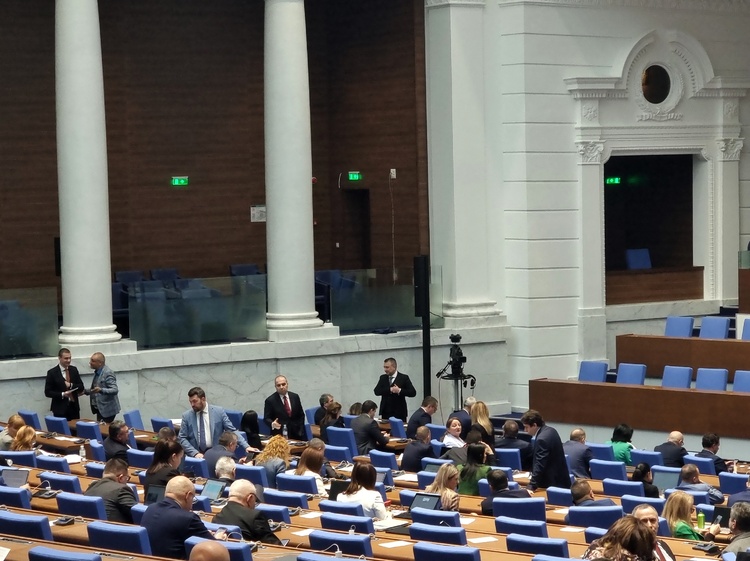 Парламентът ще обсъди на извънредно заседание проекторешение за обявяване на мандата за кабинет с премиер Мария Габриел за неуспешен