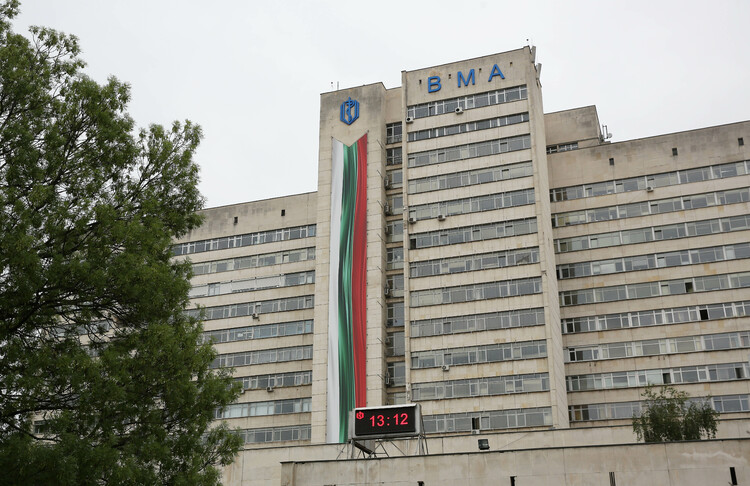 Жената, транспортирана с хеликоптер от Шумен до София, е настанена в Клиниката по реанимация на Военна болница