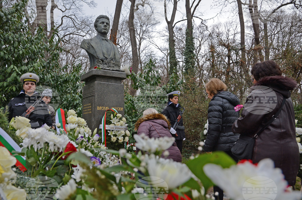 Община Варна: Заместник-кметовете Павел Попов и Илия Коев почетоха паметта на Апостола на Свободата