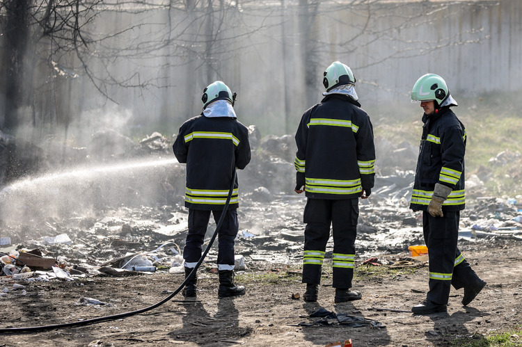 Пожар избухна днес под Централна поща в Пловдив, пламъците са загасени