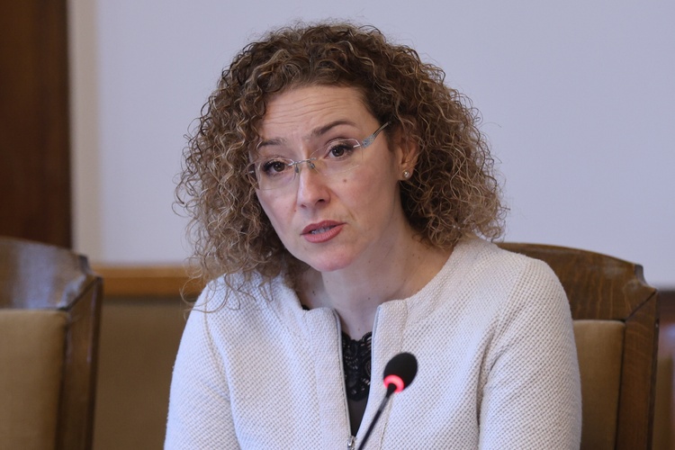 Стратегията за развитие на човешките ресурси в социалната сфера цели подобряването на условията на труд на над 49 000 души, каза Иванка Шалапатова