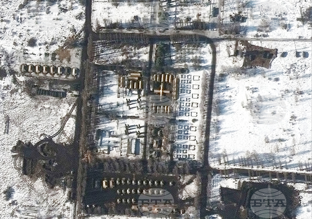 Трима човека са загинали и четирима - ранени в руския град Белгород след вероятно задействане на ПРО, каза местният губернатор