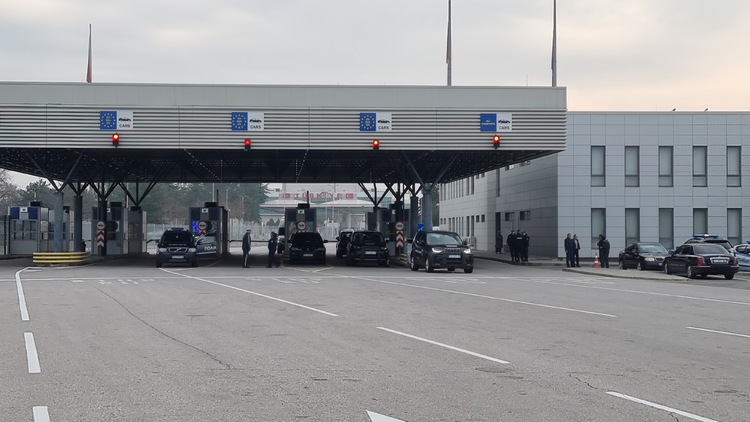 Интензивен е трафикът на някои от граничните пунктове с Румъния и Турция за товарни автомобили