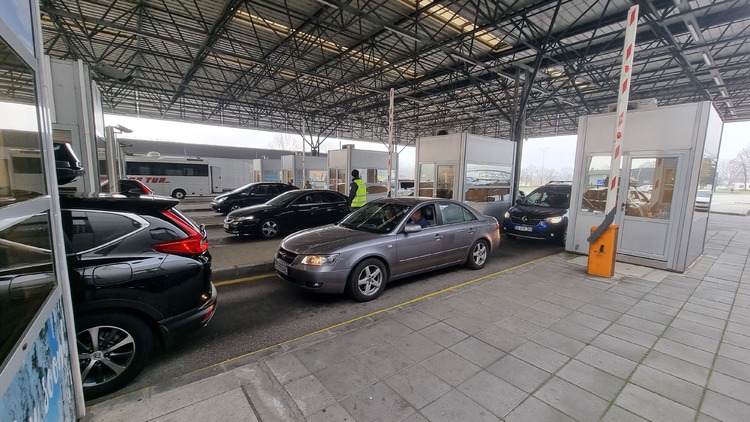 Трафикът е интензивен за товарни автомобили на изход на част от граничните пунктове по границата с Румъния и Турция