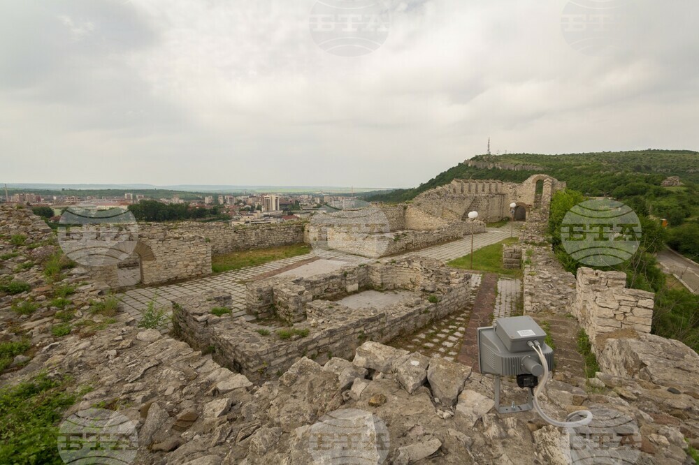 Medieval Fortress Brings Bulgarian, Foreign Tourists to Lovech