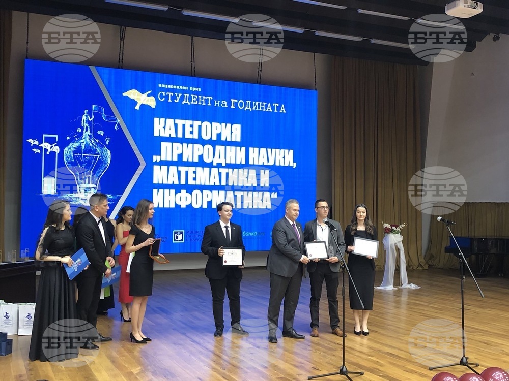 МЕУ: Министър Йоловски отличи най-добрия студент в категория „Природни науки, математика и информатика“