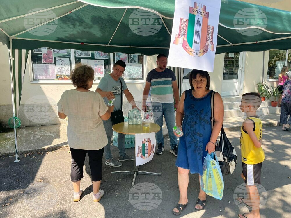 В Кубрат заради жегите раздават минерална вода