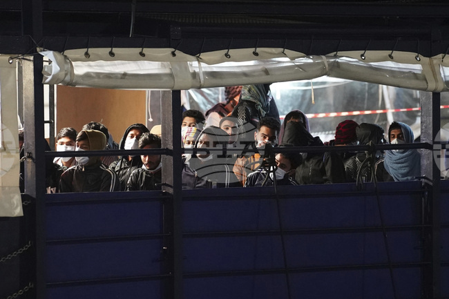 Десетки мигранти загинаха след потъването на лодка край бреговете на Либия, информира ООН