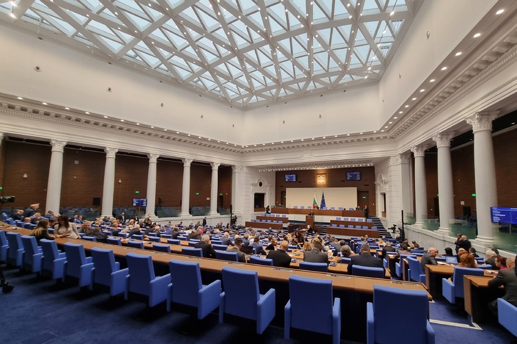 Депутатите ще изслушат доклад за дейността на КЕВР през 2022 г., според приетата програма на парламента
