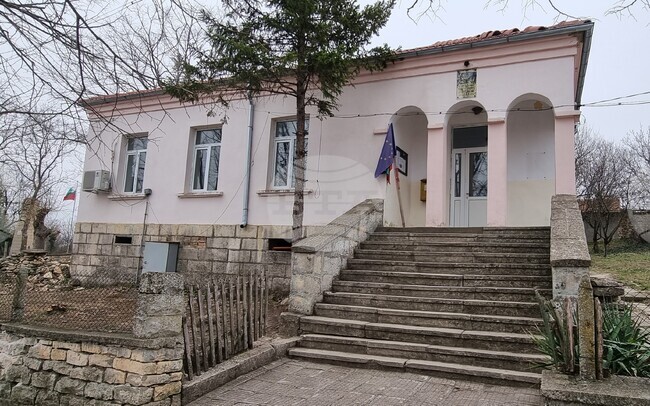 Избирателната активност на втория тур на частичните избори за кмет в с. Върбак, област Шумен, към 12:30 ч. е 39,6 %