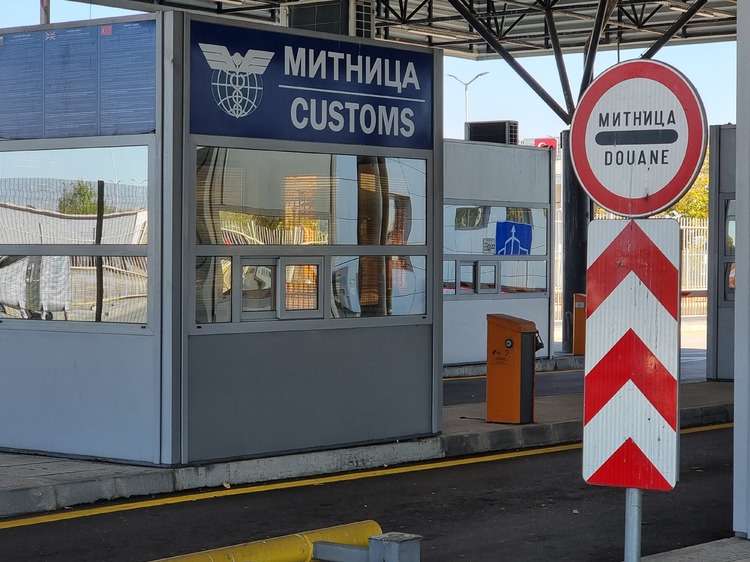 Интензивен е трафикът за товарни автомобили на някои от граничните пунктове с Румъния и Гърция