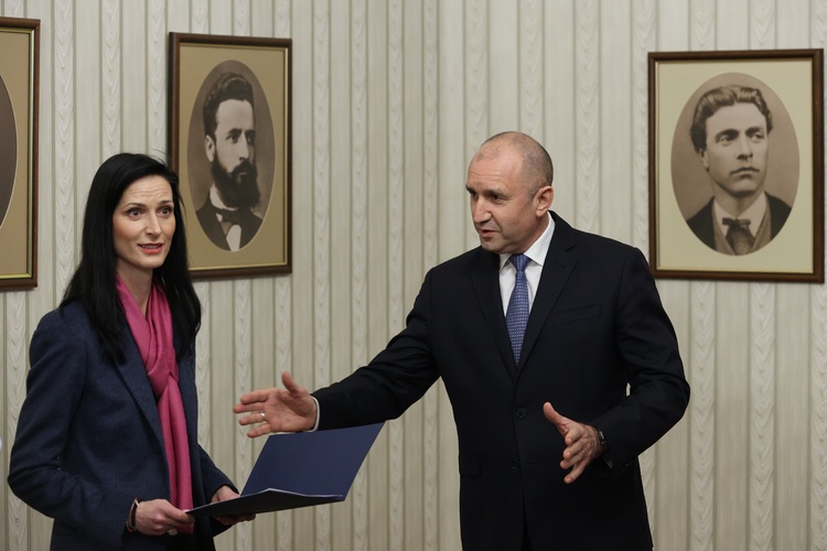 Президентът Румен Радев подписа указа, с който предлага на парламента да избере за премиер кандидата на ГЕРБ-СДС