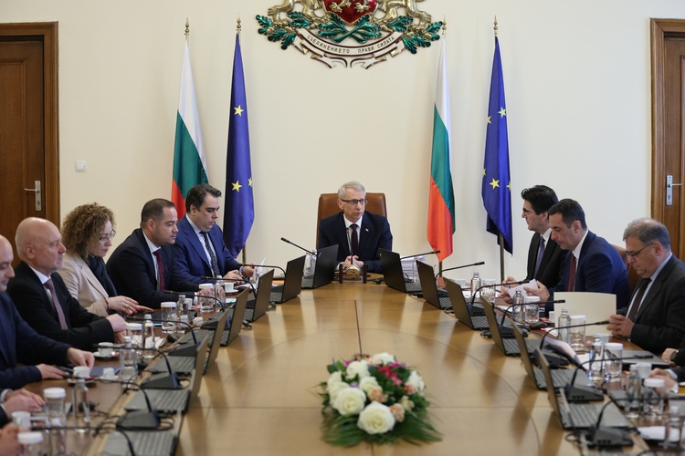 България се присъединява към Пакта на квантума