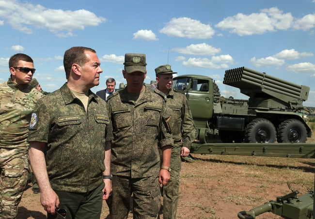 Чуждестранните военни и експерти в Украйна са врагове на Русия и трябва да бъдат унищожавани, заяви Дмитрий Медведев