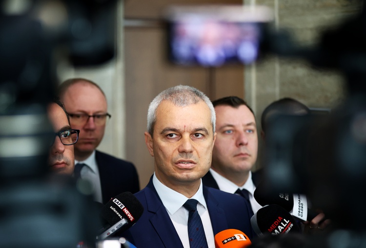 България се намира в правителствена криза, скоро ще има развръзка, смята Костадин Костадинов