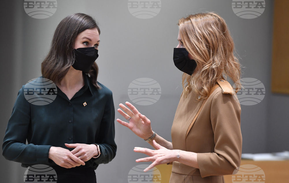 ЕС е подложен на натиск да забрани влизането на руски туристи в Европа, пише в. "Гардиън"