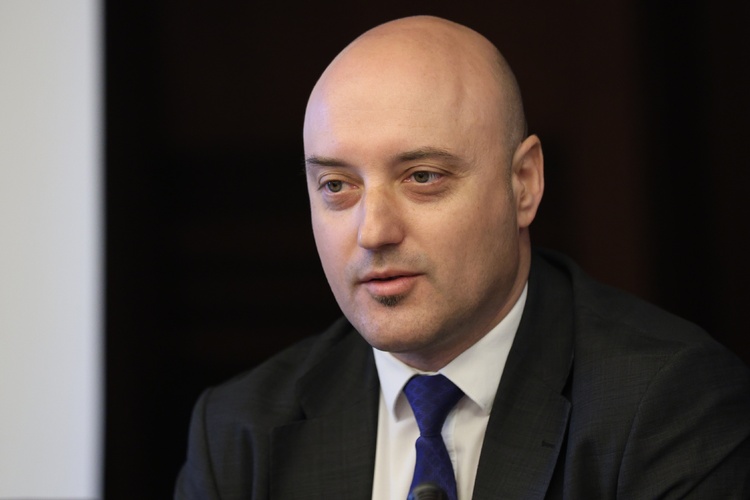 Надявам се новият министър на правосъдието да внесе изготвения Законопроект за съдебната власт и той да бъде приет, заяви Атанас Славов