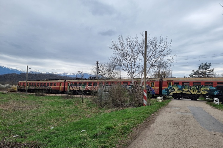 Локомотив и два вагона дерайлираха между гарите Копривщица и Антон