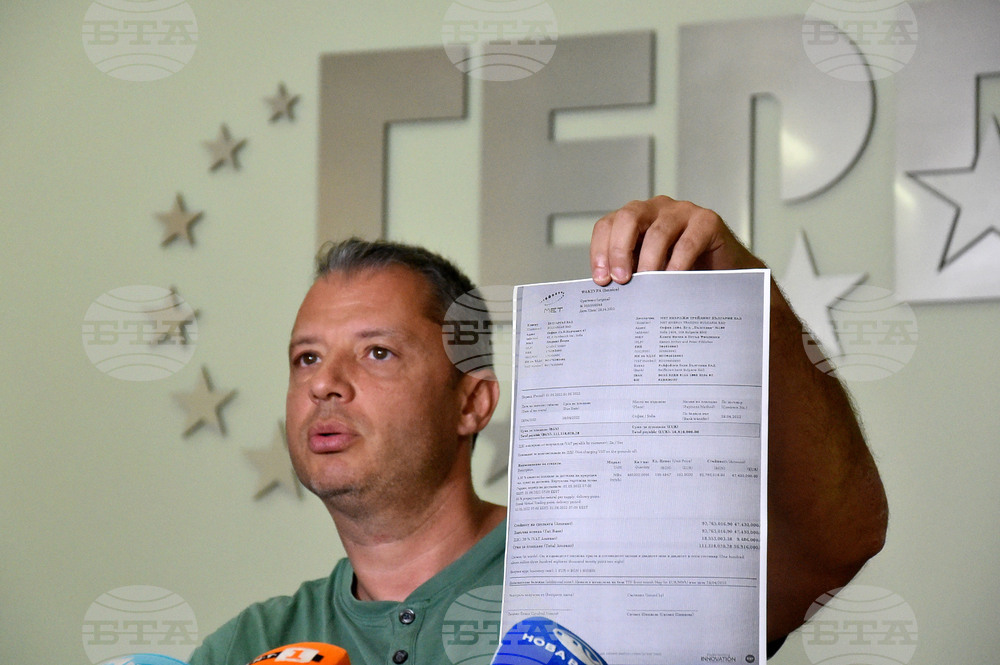 Делян Добрев качва в социалните мрежи фактури, които според него показват, че България е купувала газ от посреднически фирми