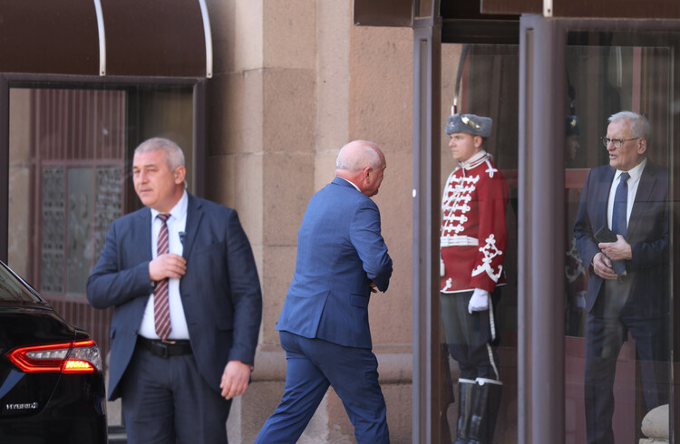 Председателят на Сметната палата пристигна на &amp;quot;Дондуков&amp;quot; 2 за среща с президента относно процедурата по назначаване на служебен премиер
