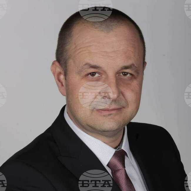 Водачът на депутатската листа на "БСП за България" в 14-ти МИР-Перник Любомир Бонев се оттегля от надпреварата; смята, че ще е по-полезен в работата си като строителен инженер