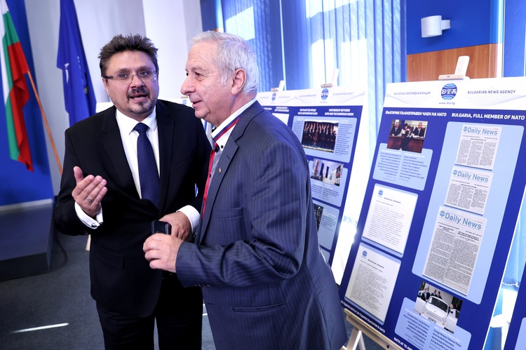 Изложбата на БТА „75 години НАТО и 20 години България в НАТО“ беше открита в пресклубовете на информационната агенция в страната и чужбина