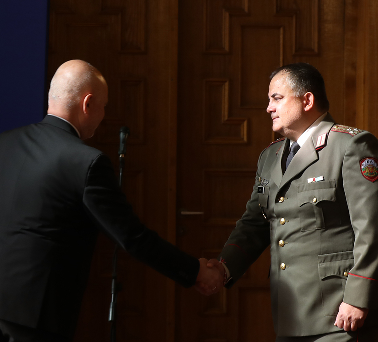 Военнослужещите от 101-ви алпийски полк, които спасиха бедстващи хора в Родопите, бяха наградени от министъра на отбраната в оставка