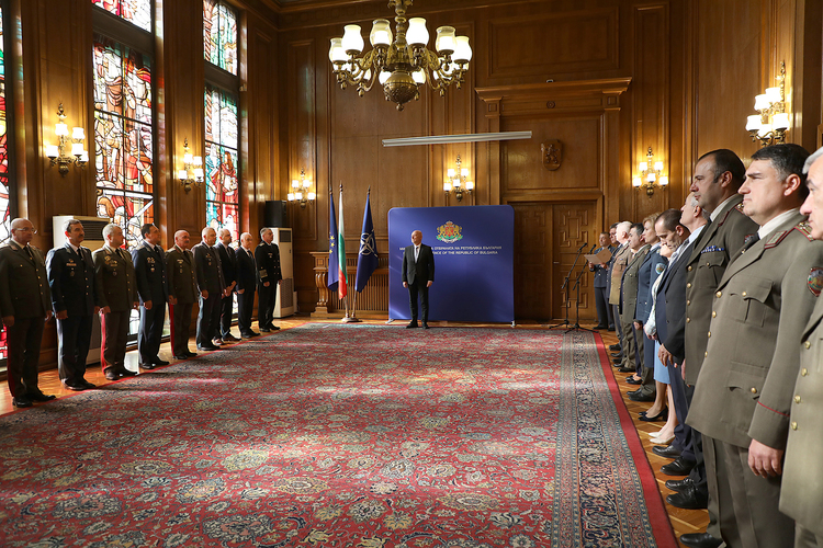 Членове на военното и политическото ръководство на МО, военнослужещи и цивилни служители бяха отличени по повод 20-ата годишнина от приемането на България в НАТО