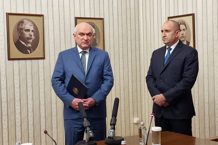 Ще представя състав на правителство, равно отдалечен от всички политически сили, каза кандидатът за служебен премиер Димитър Главчев