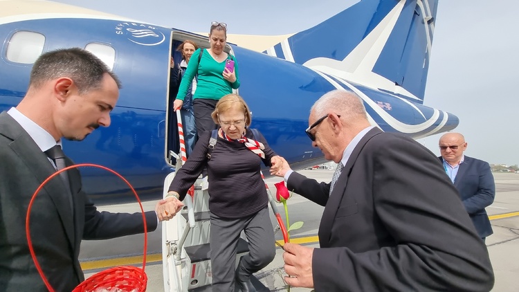 Посланиците на България и Румъния посрещнаха с цветя пристигащите пътници с първите полети от Букурещ и София след влизането в Шенген