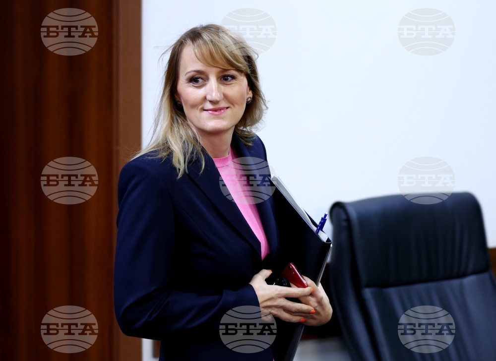 Санкцията на ЕК за некултивираните депа за отпадъци може да е осемцифрена сума, съобщи министър Росица Карамфилова