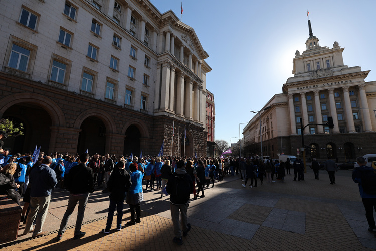 Граждани се събраха пред Министерския съвет на протест за преодоляване на диспропорциите във възнагражденията в държавната администрация