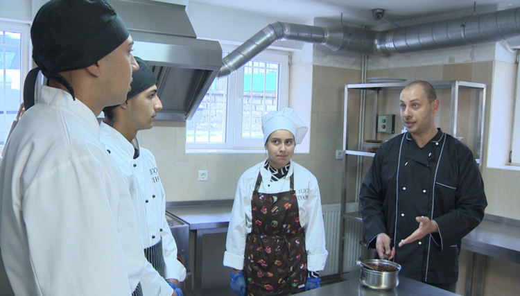 В Самоков ученици се обучават в учебен ресторант и в кухня, оборудвани по европейски проект