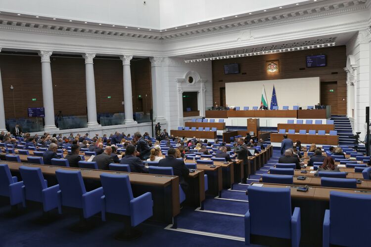 Парламентът ще започне работа днес с изслушване на министъра на вътрешните работи в оставка Калин Стоянов