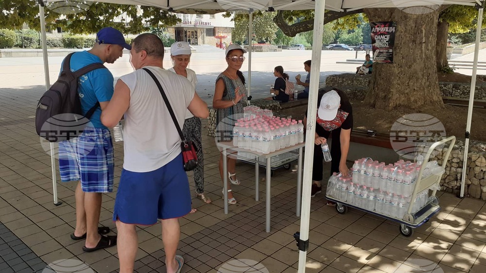 В Ловеч раздават минерална вода поради високите температури