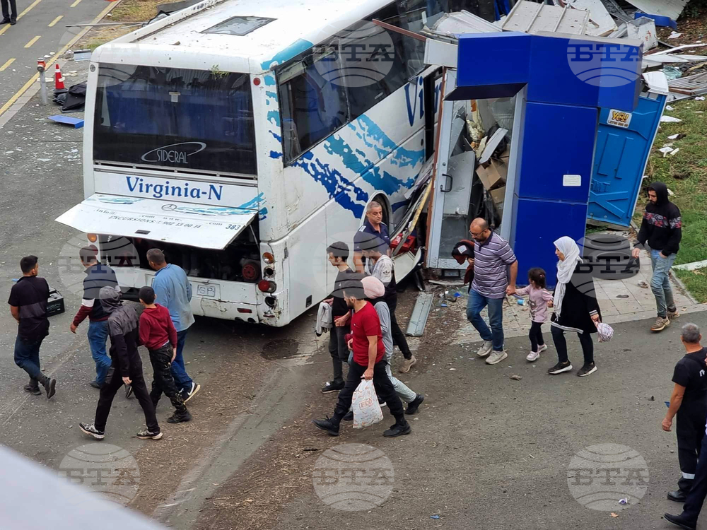 В автобуса, блъснал патрулка в Бургас, са пътували 48 мигранти
