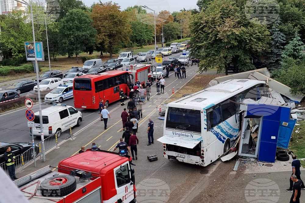 Предадени на съд са трима сирийци, подпомогнали чужденци да преминат през страната ни, превозвайки ги с автобуса, с който бяха убити двама полицаи