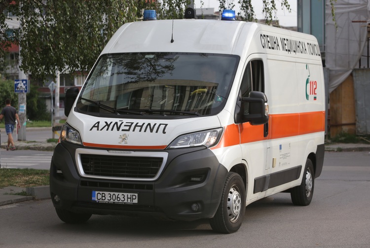 Мъж и жена са транспортирани в столичната болница „Св. Анна“, след като колата им падна от мост по пътя Самоков - София