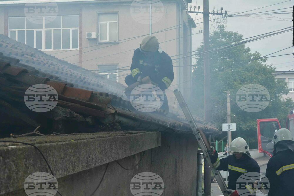 Двама души са пострадали при взрив на газова бутилка в с. Мусачево, община Елин Пелин, съобщиха от пожарната