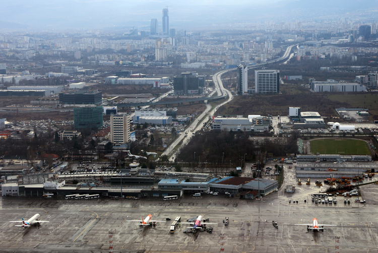 An information campaign about passengers' rights when traveling by plane begins