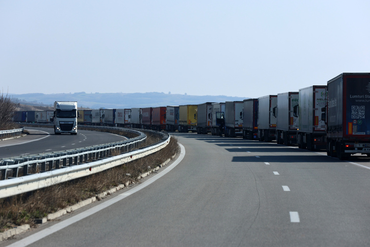 Интензивен е трафикът за товарни автомобили на някои от граничните пунктове с Румъния, Сърбия и Турция