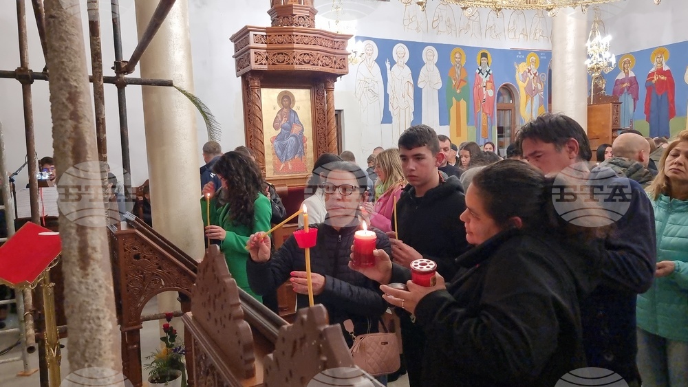 Стотици миряни в Сливен посрещнаха Възкресение Христово в най-новия храм в града - "Света Петка"