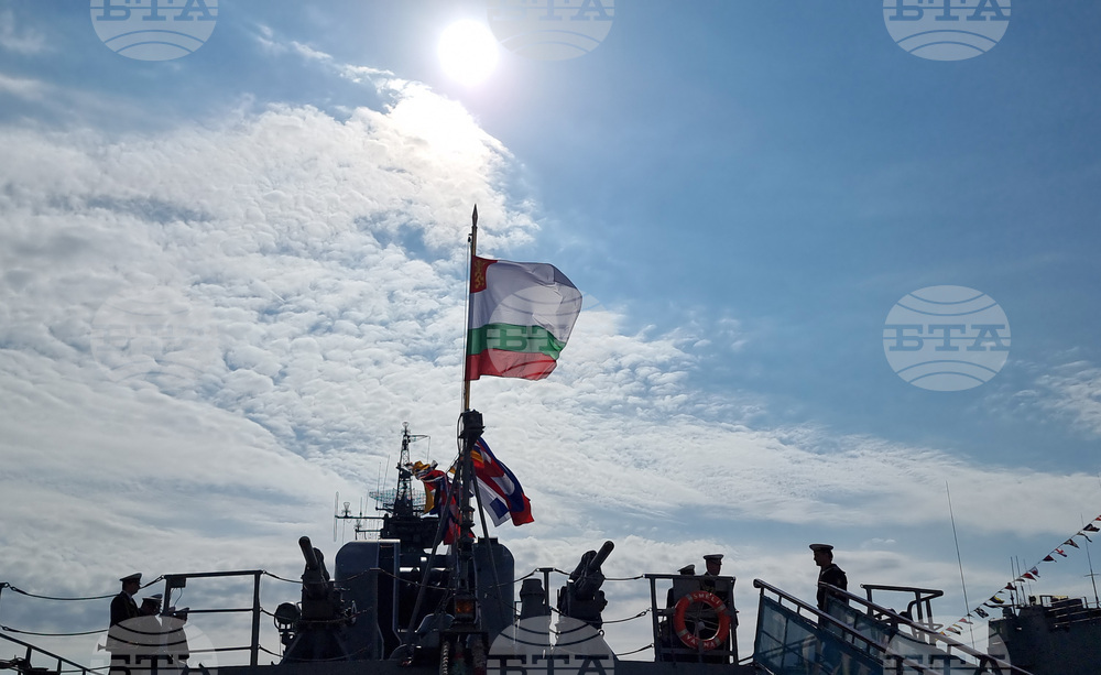 Издигат тържествено флаговете на корабите от състава на Военноморските сили