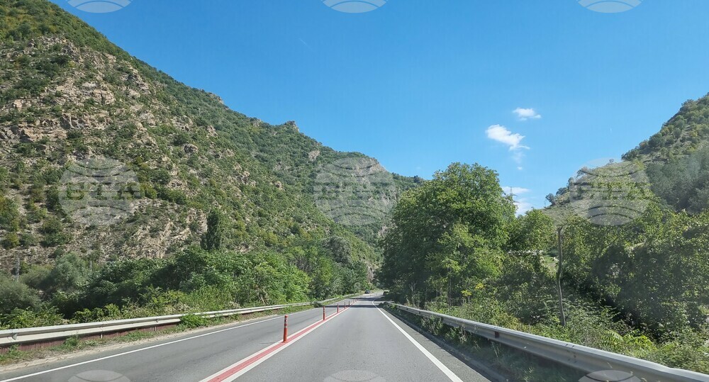 Движението по пътя I-1 Благоевград - Сандански, в района на гр. Кресна, се осъществява временно в една лента