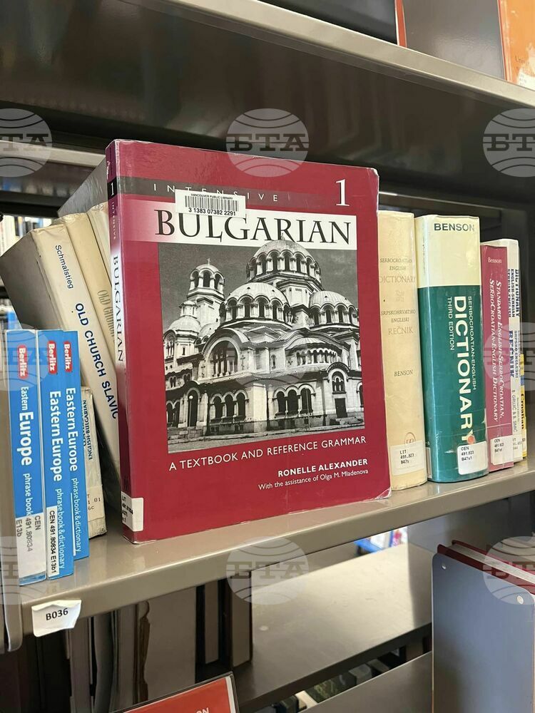 Генералното ни консулство в Торонто дарява български книги на библиотеката във Ванкувър