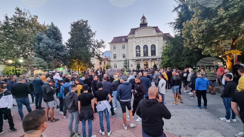 Феновете на Ботев (Пловдив) се събраха пред Община Пловдив с искане на отговори за довършването на строежа на стадион "Христо Ботев"