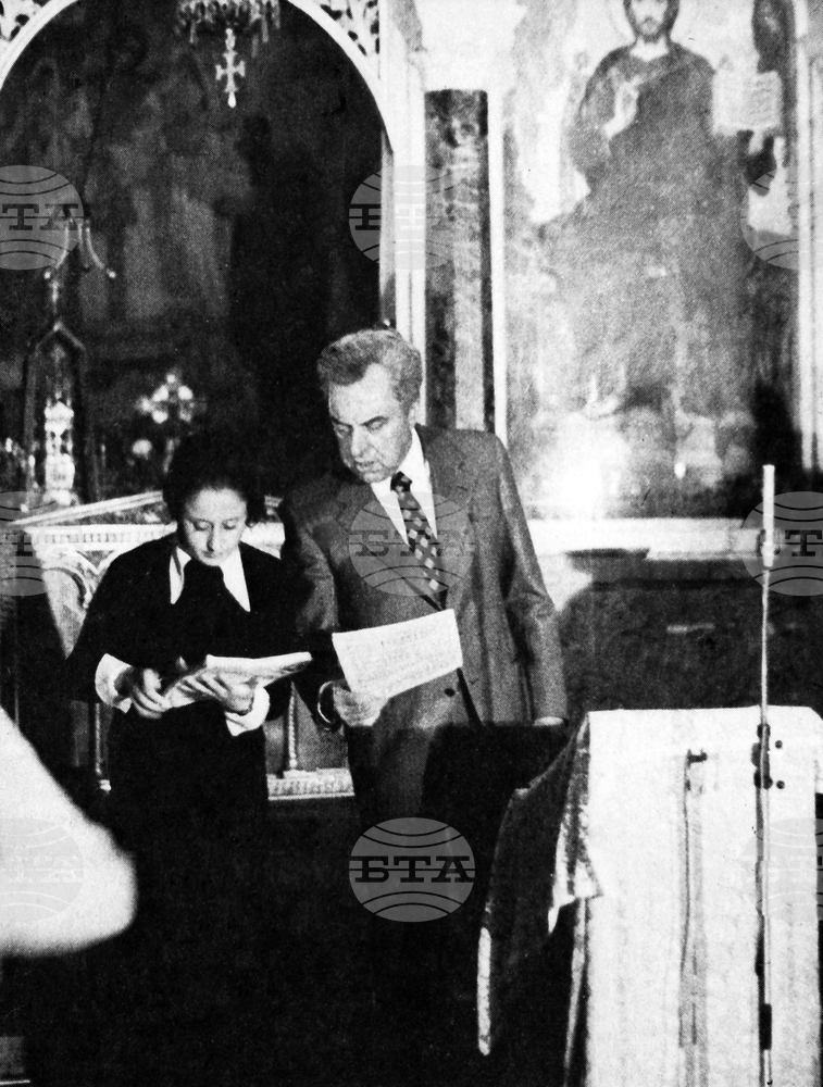 На 29 октомври 1964 г. БТА съобщава, че певецът Борис Христов претърпява мозъчна операция в Рим