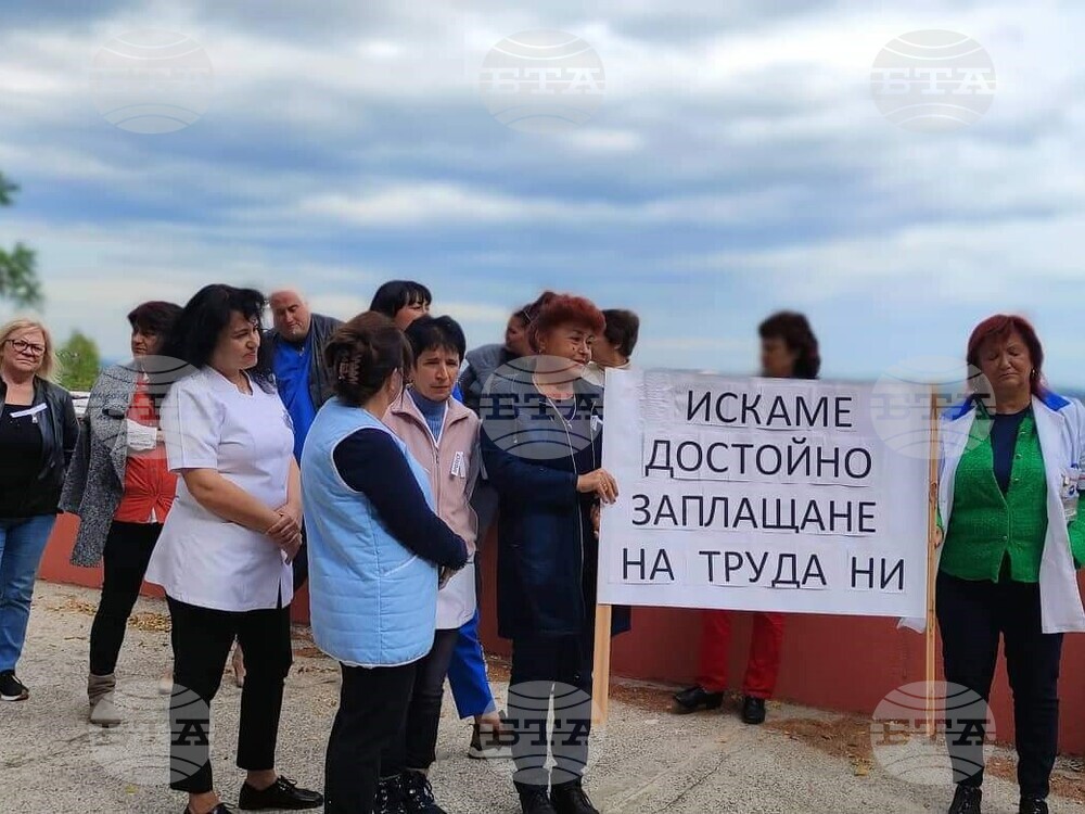 Служители на РЗИ в страната излязоха на протест с искане за по-високи заплати